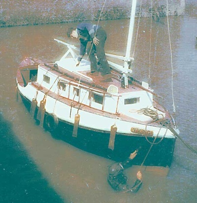 Boat maintenance by Frogmen members
